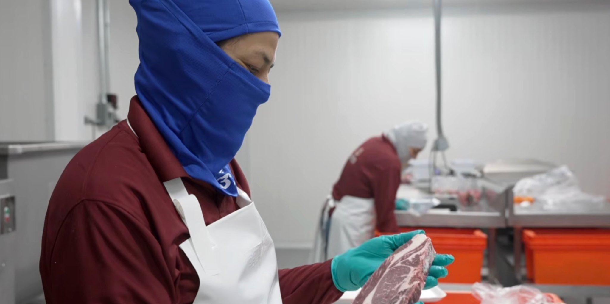 Proceso de selección y corte de carne en la empacadora